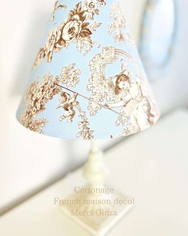 生徒さんの作品。ブルーのトワル・ド・ジュイ柄が印象的なランプシェード。